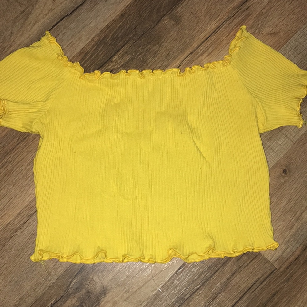 Ribbed cropped cold shoulder shirt